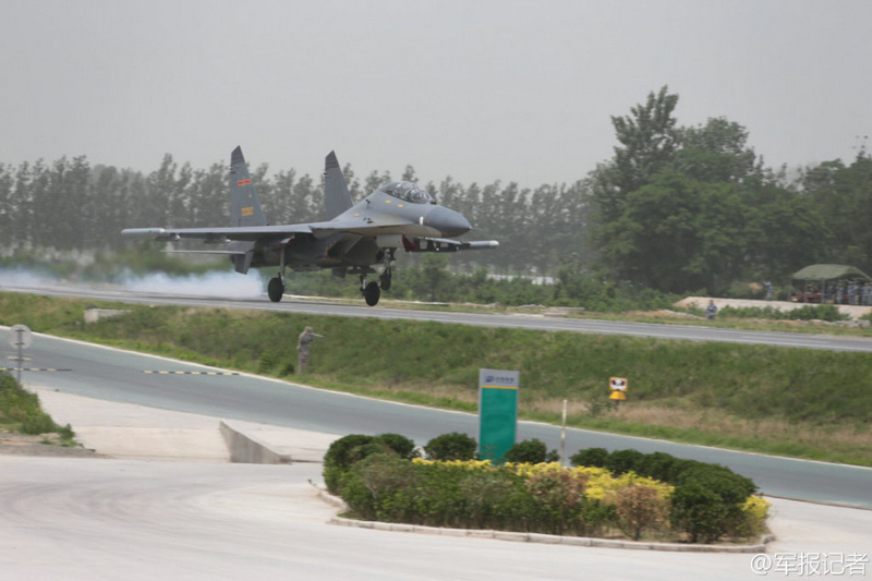 Kampfjet landet auf Autobahn