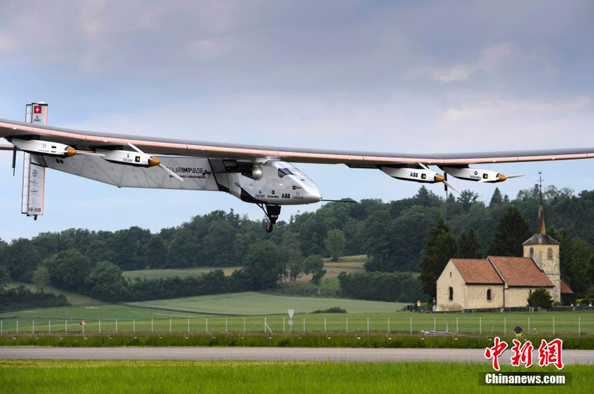 Weltgr??tes Solarflugzeug hebt erstmals ab