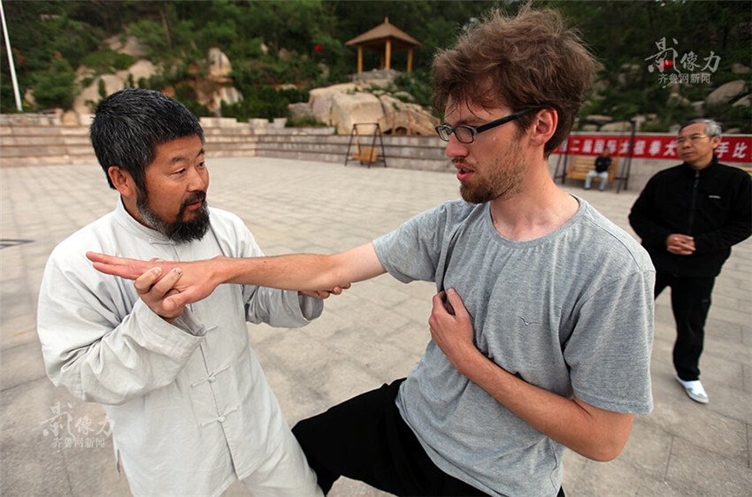 Immer mehr Ausl?nder lernen Taiji in China