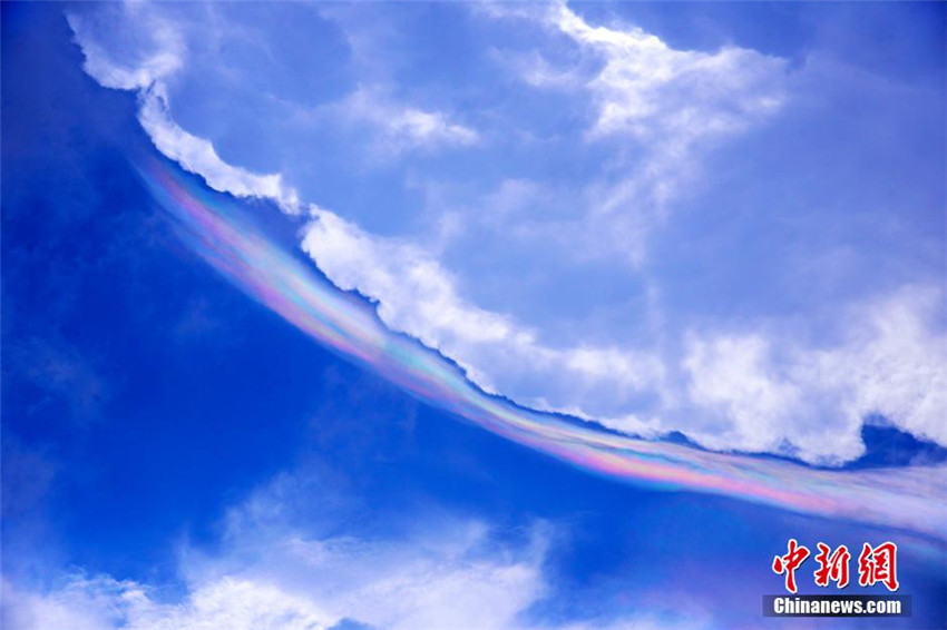 Seltene ?Regenbogen-Wolke“ über Fujian