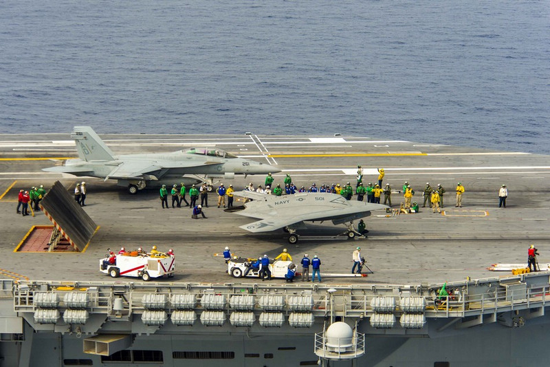 X-47B und F/A-18 üben den Formationsflug