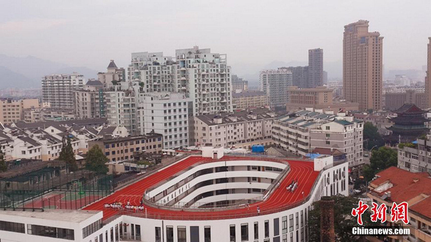 Chinas erster Sportplatz auf dem Dach