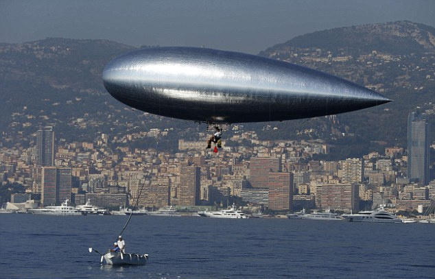 Franz?sischer Abenteurer baut Luftfahrzeug für Flug über das Mittelmeer