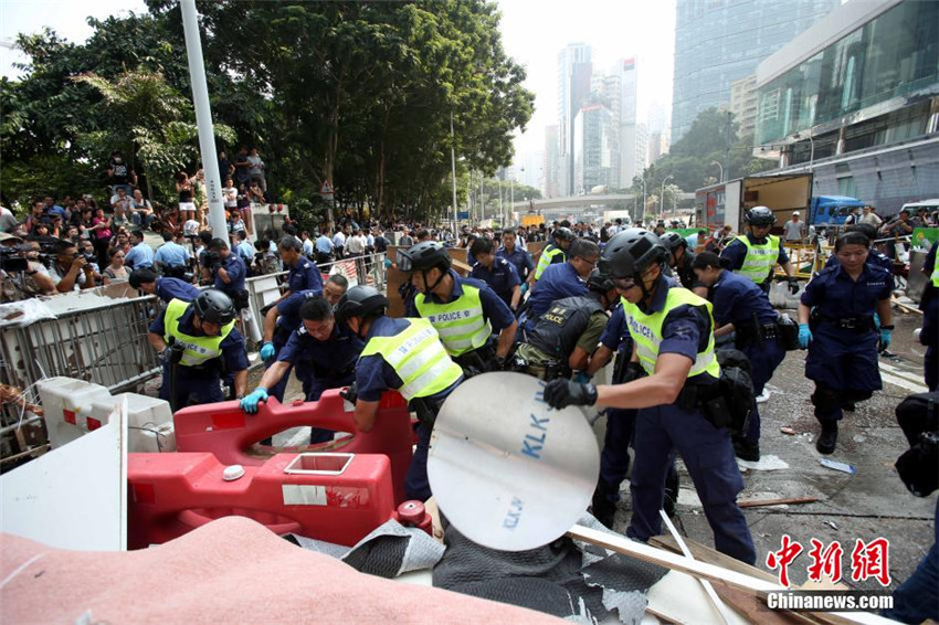 Hongkonger Polizei entfernt Stra?ensperren