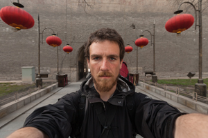Er hat Sinologie studiert, China durchlaufen und auf Chinesisch ein Buch geschrieben. Christoph Rehage hat beinahe 1 Mio. Follower auf Chinas Twitter Weibo. In seiner Kolumne teilt der 32-J?hrige regelm??ig seine Meinung über China und Deutschland mit den Lesern von People’s Daily Online.
雷克——在中國“一走成名”的德國人,擁有近百萬微博粉絲。在他的人民網(wǎng)雙語專欄中,兩國讀者可以一同品評這個下薩克森人對中德那些事兒的獨特觀點。