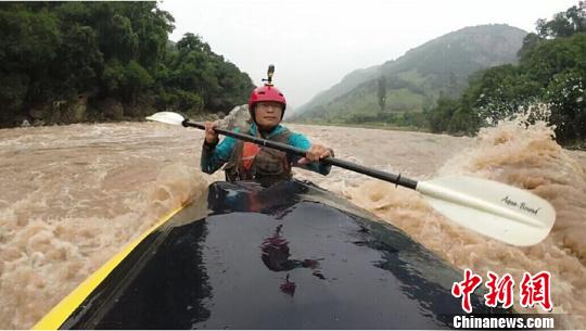Noch nie ist es einem Menschen gelungen, den über 5000 Kilometer langen Gelben Fluss hinunterzupaddeln. Genau das will Li Huacan schaffen. Einen Versicherer für sein tollkühnes Abenteuer hat der 41-J?hrige allerdings noch nicht gefunden.