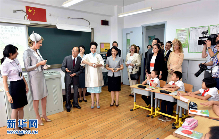 Chinas First Lady und Mathilde von Belgien besuchen geh?rlose Kinder 