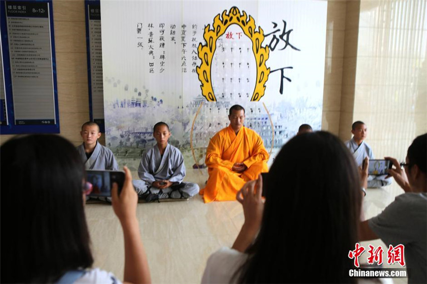 Shaolin-M?nche meditieren vergeblich für Tag ohne Handy