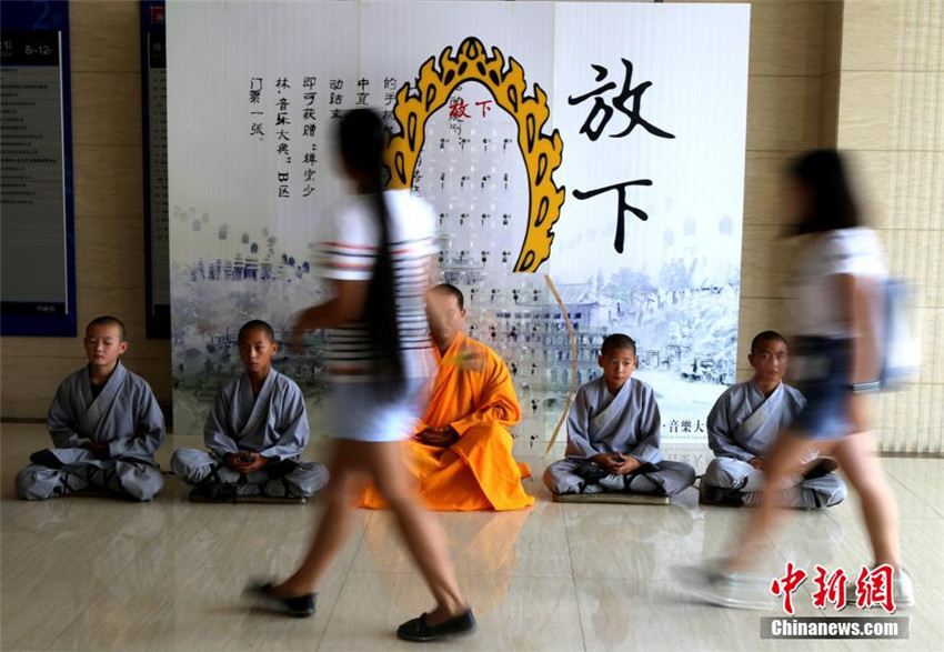 Shaolin-M?nche meditieren vergeblich für Tag ohne Handy