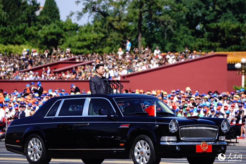 Pr?sident Xi nimmt die Parade ab