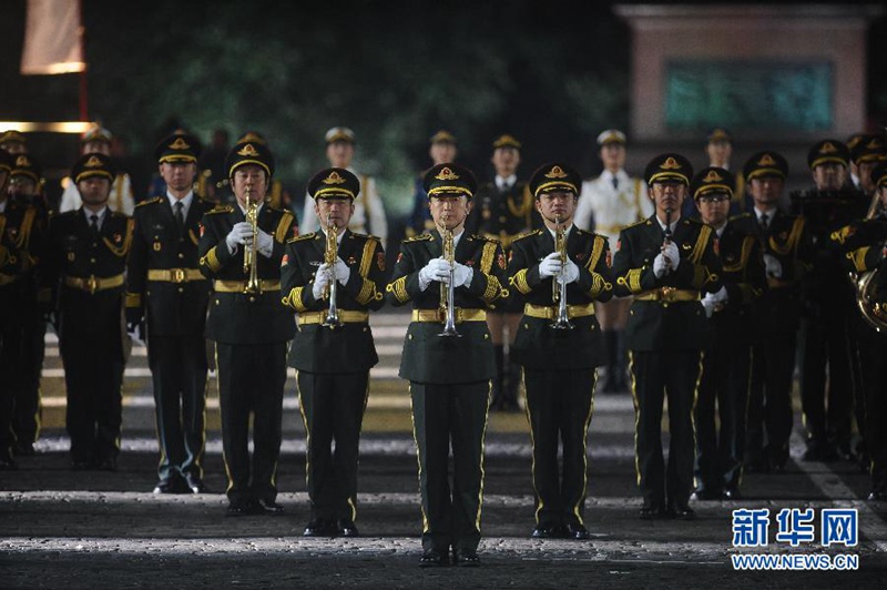 Chinesische Garde-Soldatinnen gl?nzen auf russischem Musikfest