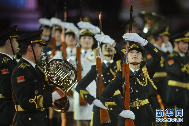 Chinesische Garde-Soldatinnen gl?nzen auf russischem Musikfest