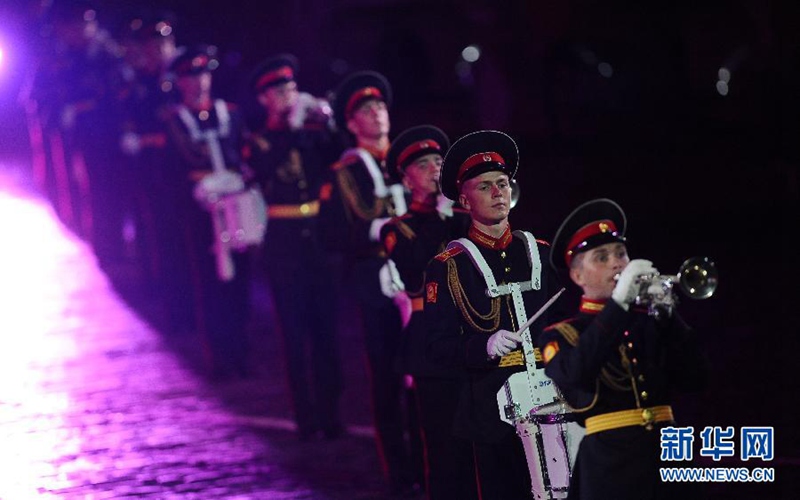 Chinesische Garde-Soldatinnen gl?nzen auf russischem Musikfest
