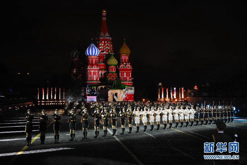 Chinesische Garde-Soldatinnen gl?nzen auf russischem Musikfest