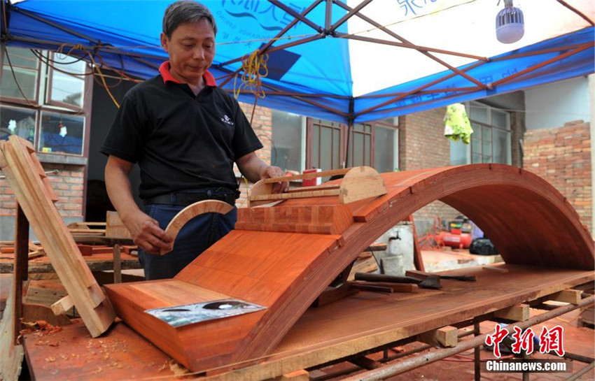 ?Mini-Zhaozhou-Brücke“ aus 7000 Holzstücken
