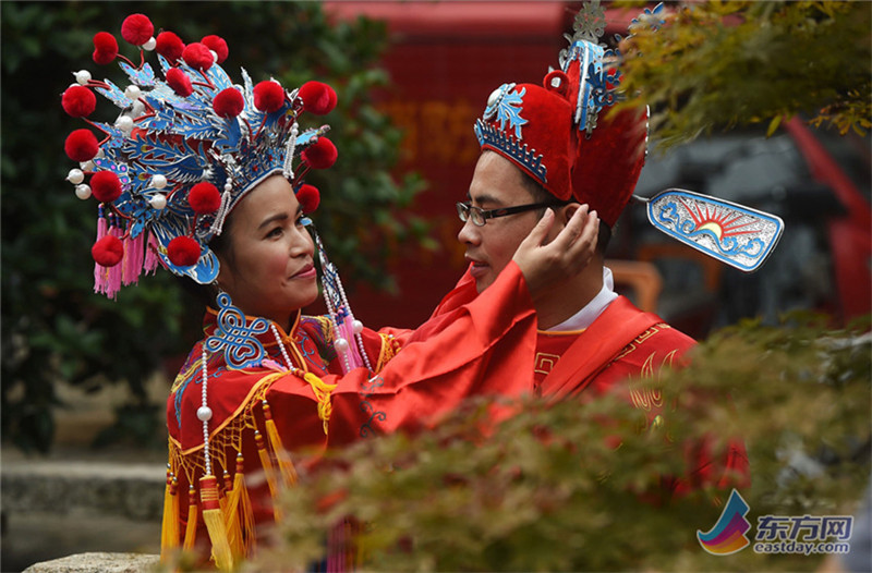 Wasserdorf feiert Massenhochzeit im traditionellen Stil