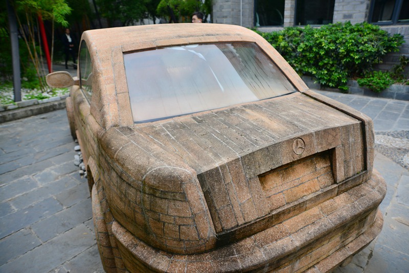 Backstein-?Mercedes“ in Dali