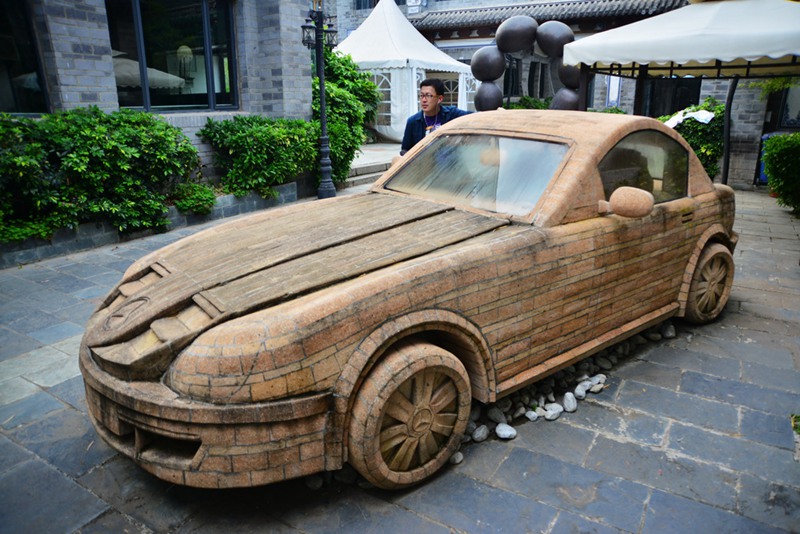 Backstein-?Mercedes“ in Dali