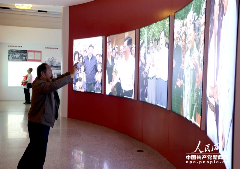 Ausstellung zum 60. Jubil?um der Gründung des Autonomen Gebiets Xinjiang