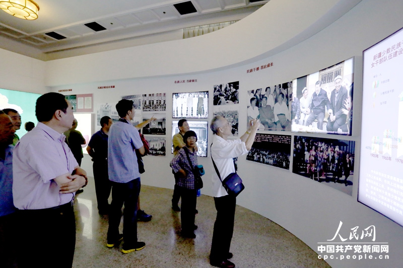 Ausstellung zum 60. Jubil?um der Gründung des Autonomen Gebiets Xinjiang