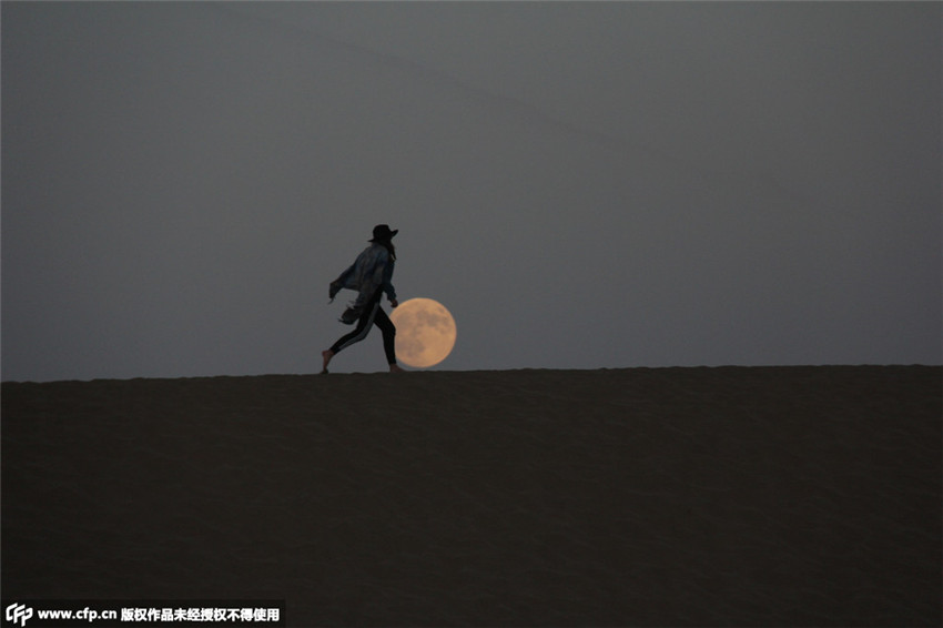 Supergro?er Vollmond über Chinas Himmel