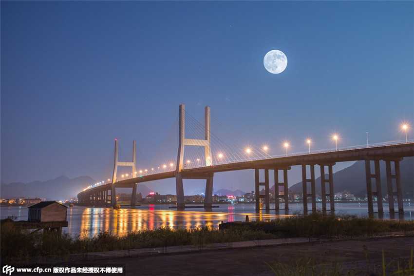 Supergro?er Vollmond über Chinas Himmel