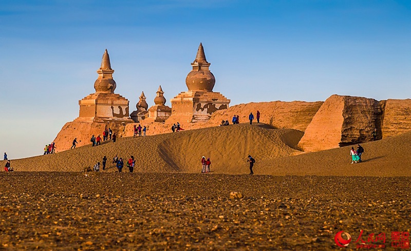 Ruine der ?Schwarzen Stadt“ in der Wüste Gobi