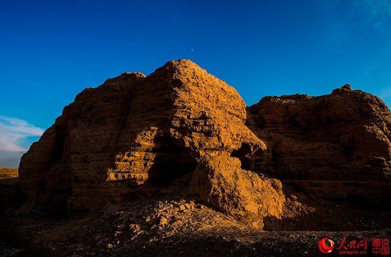 Ruine der ?Schwarzen Stadt“ in der Wüste Gobi