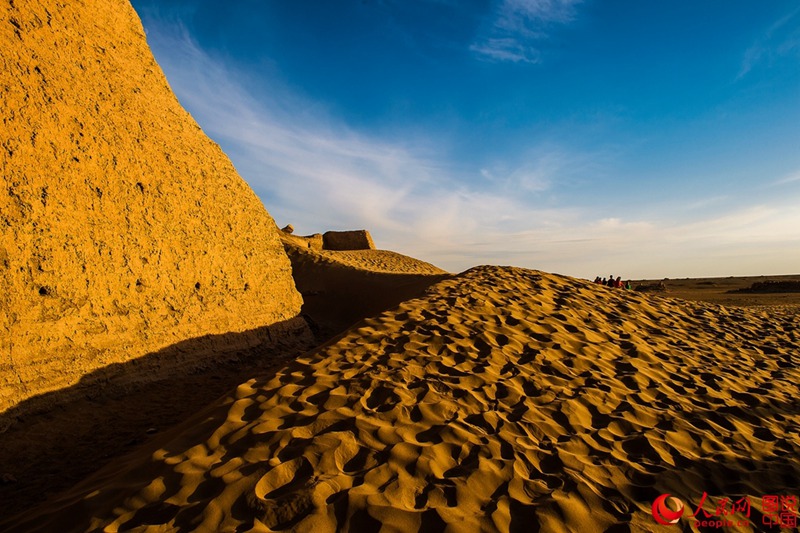 Ruine der ?Schwarzen Stadt“ in der Wüste Gobi