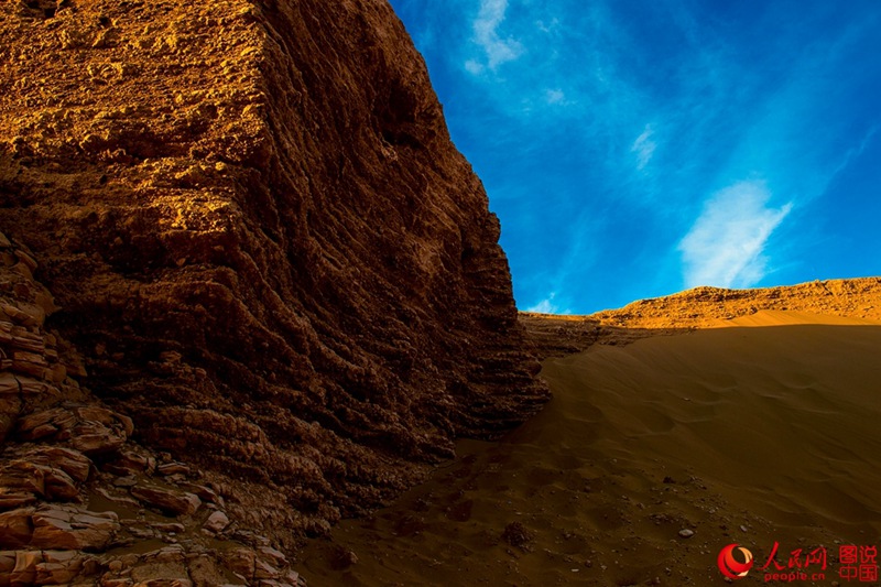 Ruine der ?Schwarzen Stadt“ in der Wüste Gobi