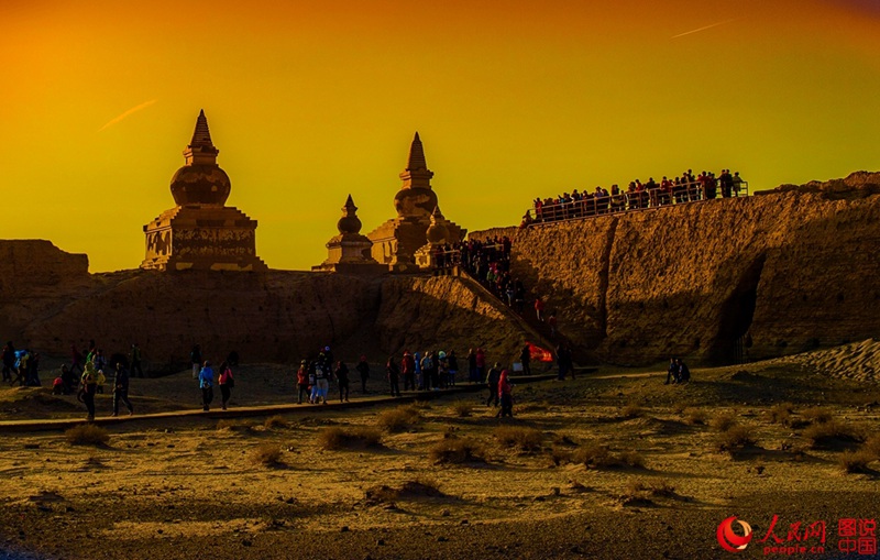 Ruine der ?Schwarzen Stadt“ in der Wüste Gobi