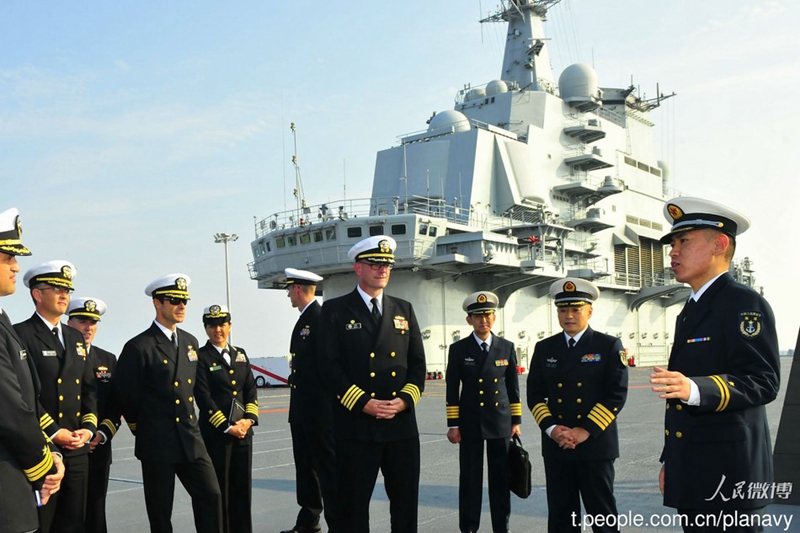 Flugzeugtr?ger ?Liaoning“ begrü?t Delegation der US-Marine