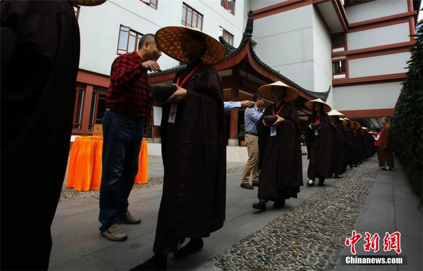?M?nch auf Zeit“ im Yufo-Tempel von Shanghai
