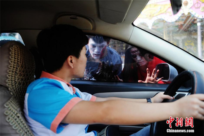 ?Zombies“ machen Bungee-Jumping in Changsha