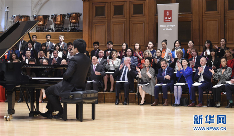 First Lady Peng besucht UK-Schulen
