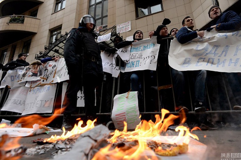 Russische Demonstranten attackieren türkische Botschaft
