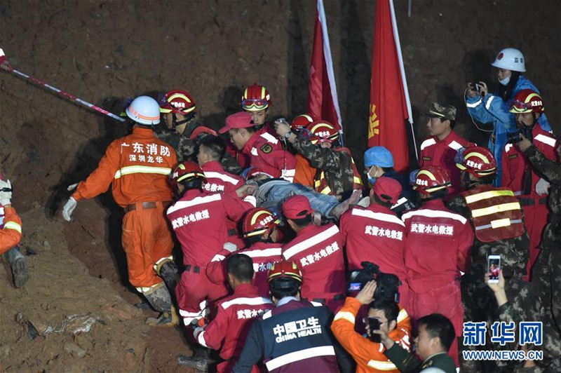 Erster überlebender des Erdrutsches in Shenzhen gerettet
