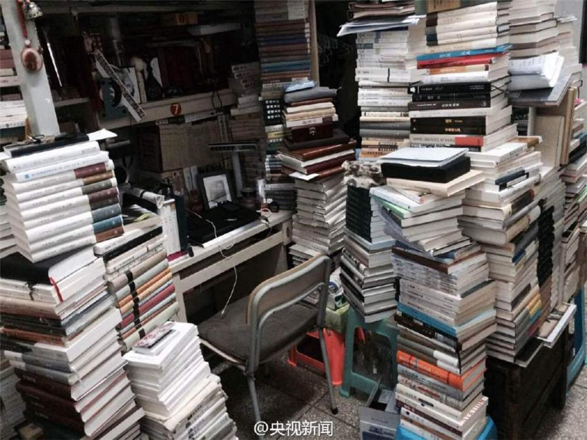 ?Bücher-Invasion“ im Studentenwohnheim