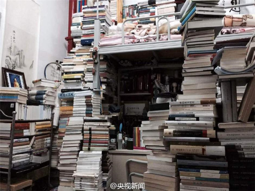?Bücher-Invasion“ im Studentenwohnheim