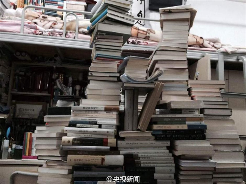 ?Bücher-Invasion“ im Studentenwohnheim