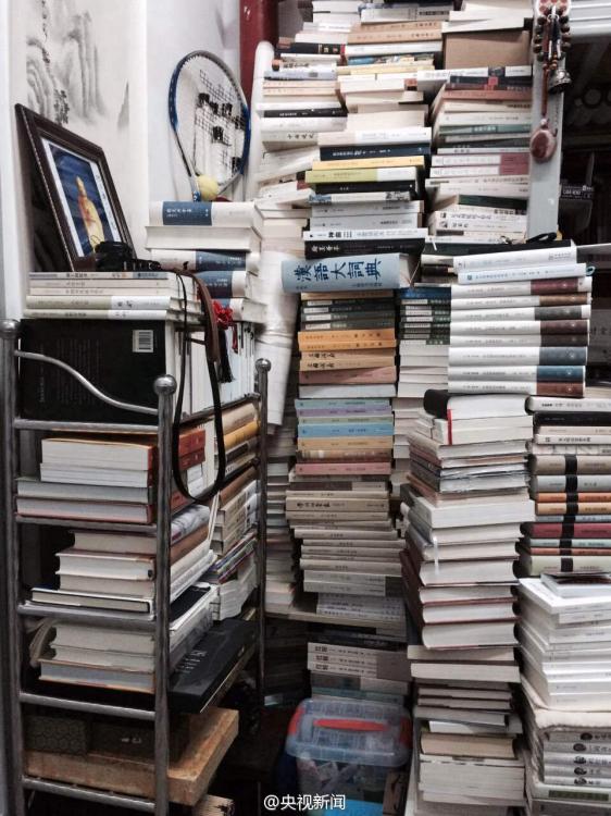 ?Bücher-Invasion“ im Studentenwohnheim