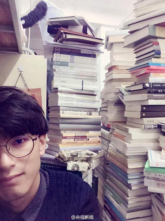 ?Bücher-Invasion“ im Studentenwohnheim