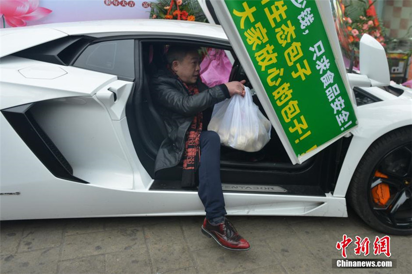 Mann liefert ?Baozi“ im Lamborghini