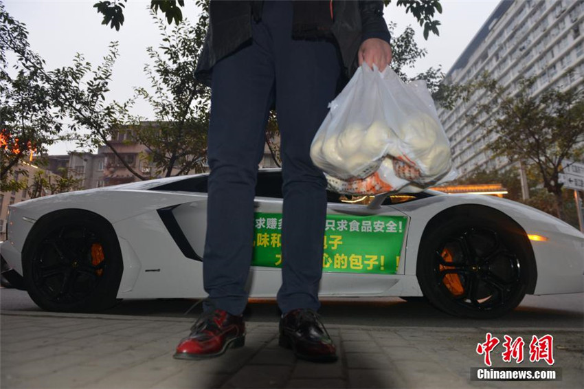 Mann liefert ?Baozi“ im Lamborghini