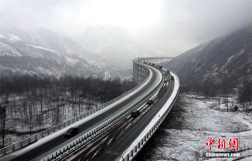 M?rchenhafte Autobahn in Sichuan