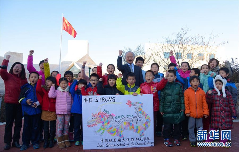 Chinesischer Botschafter schenkt krebskrankem Jungen Bildband der Gro?en Mauer