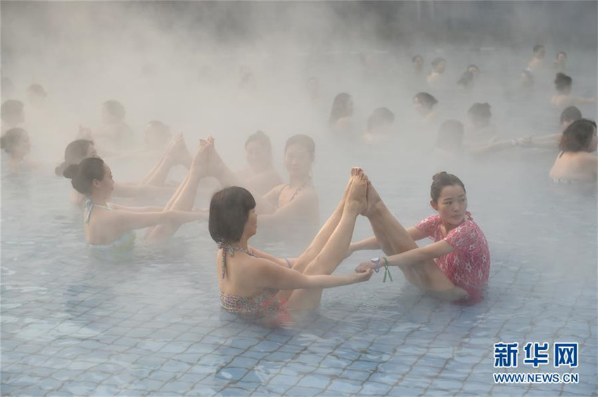 Yoga in der hei?en Quelle