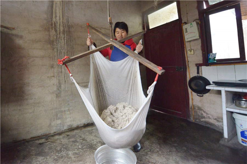 Guizhou: Bauer kreiiert spezielle Sü?igkeiten fürs chinesische Neujahr