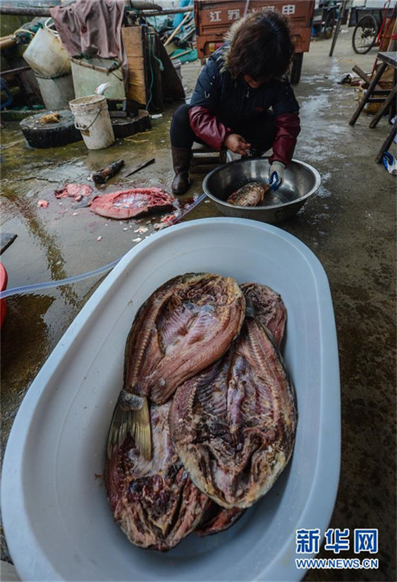 Dorfbewohner in Zhejiang bereiten traditionelle Speisen zum Frühlingsfest