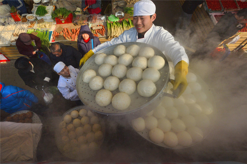 Stapelweise K?rbe mit ged?mften Mantous in Qingdao